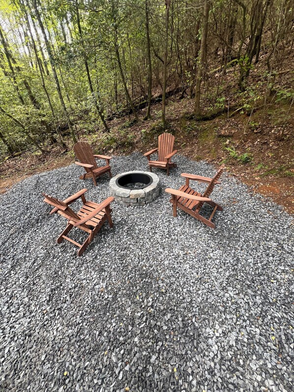 Create unforgettable moments by the fire in this charming fire pit.