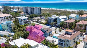 Highlighted in pink, beach access is a 1-minute walk across Beach Rd