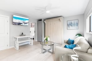 HDTV w/ DirecTV Stream & 4-person dining table