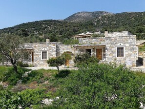 Blick auf die oberen Ferienhäuser, Haus Rodia ist rechts