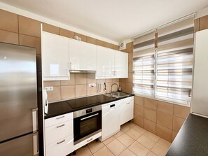 Küche mit Spülmaschine, großer Kühlschrank, Backofen mit Grill, Ceranfeld