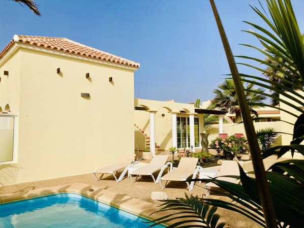Pool mit Sonnenterrasse
