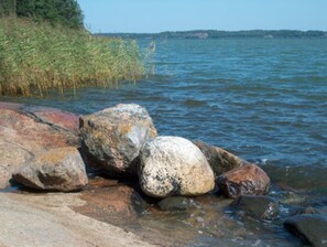 badplatsen ca 1km ifrån stugan