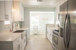 Full kitchen & dining area