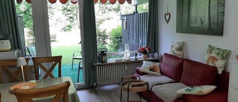 Saalachschwänchen 29 qm-Rote Lederschlafcoach mit Terrassenblick