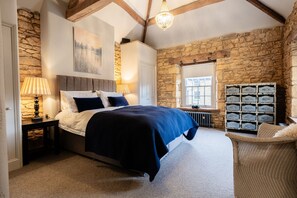 Pinkney House Master Bedroom - StayCotswold