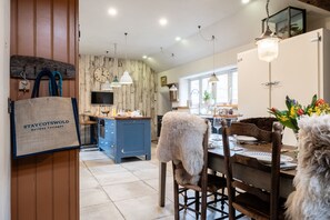 Pinkney House Kitchen - StayCotswold