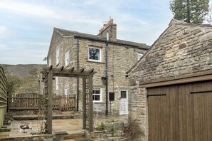 Mae Cottage, Arkengarthdale, nr Reeth: Patio and seating area