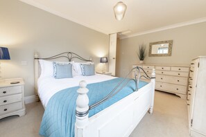 Mae Cottage, Arkengarthdale, nr Reeth: Light floods the master bedroom with king-size bed