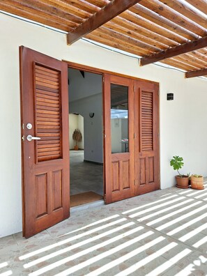 entrance from the pation back into the house