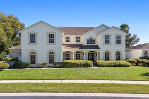 9 Bedroom Lakefront minutes to Disney