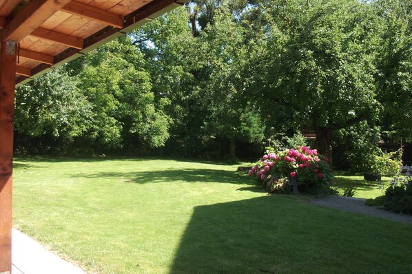 Großer  Garten, mit Blick vom Carport aus.