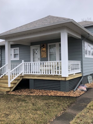 Welcome to Southshore CozyHouse! Renovated 2 bedroom classic home w/ front porch