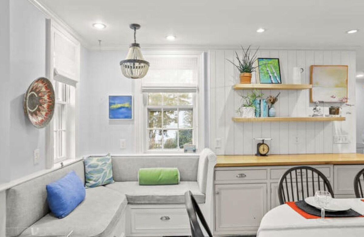 Spacious 5-bedroom, house in Southport with WiFi, AC, near train, harbor, town.
