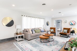 Cozy and Spacious living room, perfect for group gatherings. 