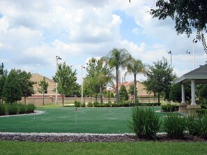 Golf putting green