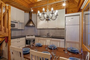 Dining area & kitchen