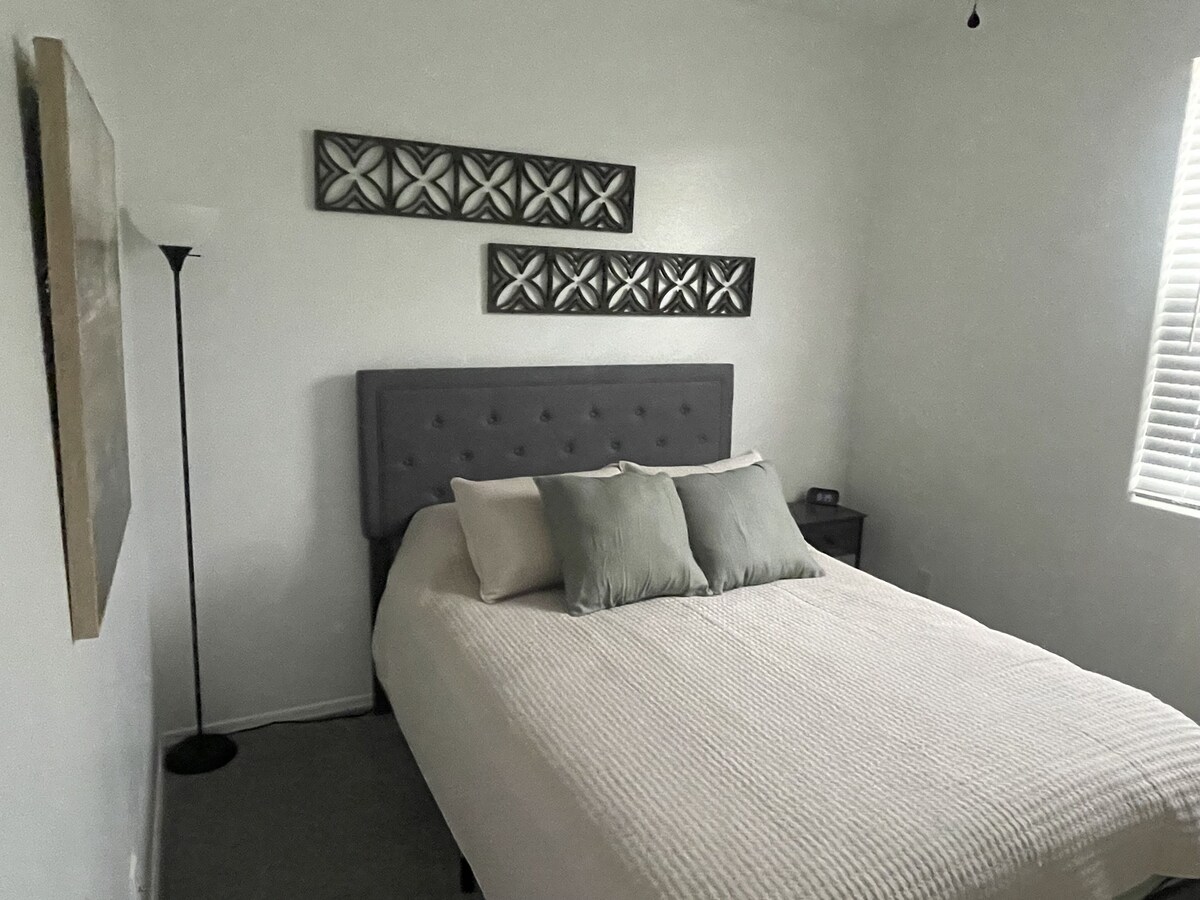 Charming 3-bedroom house with WiFi and AC in lovely Surprise. 30 day minimum