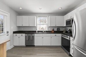 Cuisine never looked so good! Our kitchen features stunning granite countertops and a backsplash that will transport you straight to the Captiol. #granitegoals #dreamkitchen