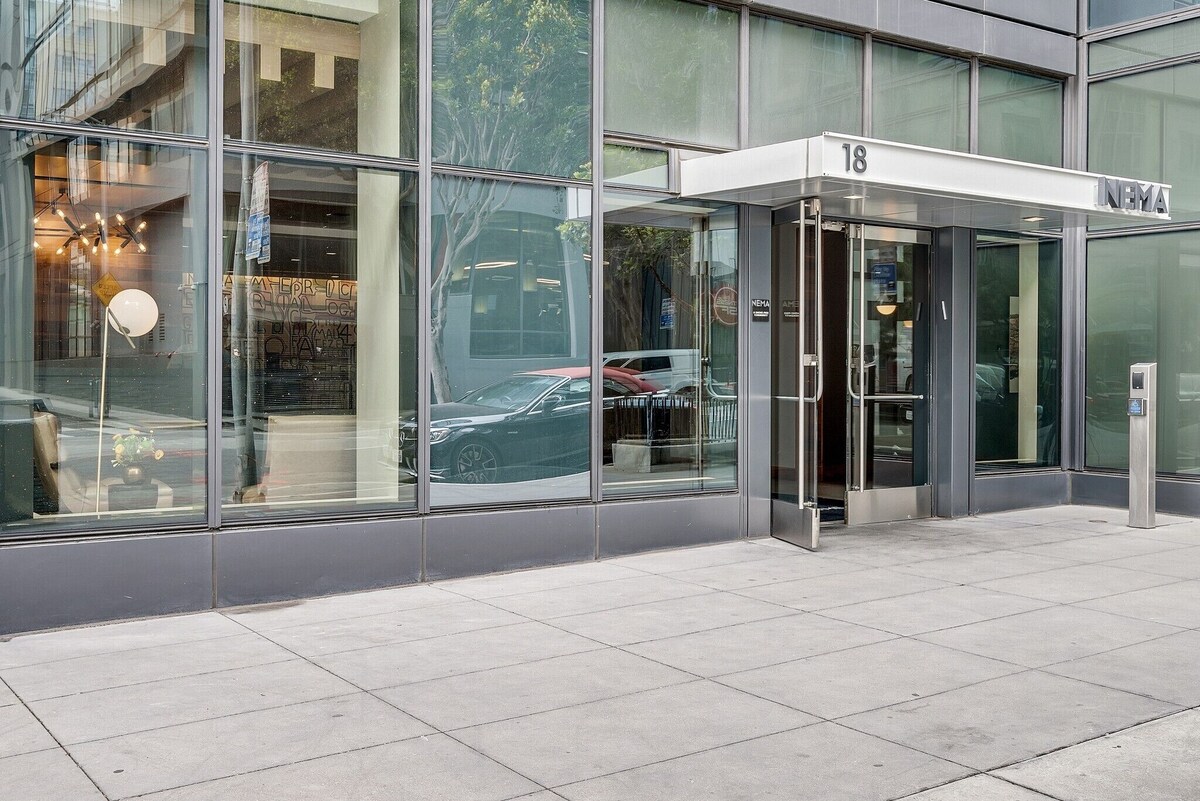 SoMa 1 BR w/ Office by Anyplace – 10764