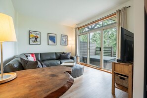 2nd living area: Hot tub access