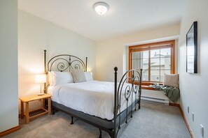 2nd bedroom: Queen bed