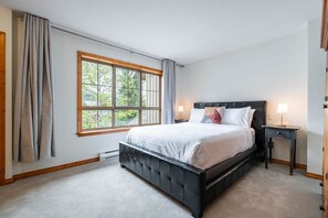 Primary bedroom: Queen bed