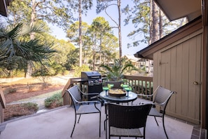 Embrace the charm of the Lowcountry as you start your mornings with a leisurely stroll to the iconic Salty Dog Cafe for a delicious breakfast, or savor the sea breeze on your private deck while sipping your coffee.