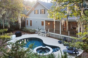 Let yourselves be enchanted by its modern Southern charm.