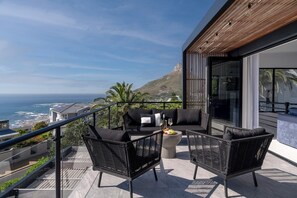 Large balcony with amazing views of the sea, Lion's Head and the Twelve Apostles