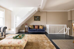 The Thames Embrace 3 BR+Garden House in Battersea (5333)