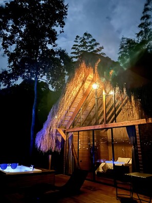 Outdoor spa tub
