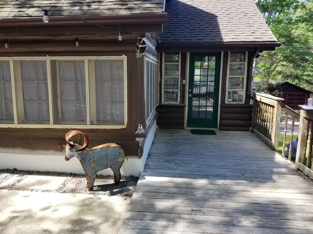 Log Cabin near Greenwood Lake. Minutes to AP Trl, Ren fair, Mt Peter, & Warwick