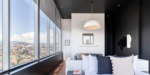El mobiliario, la decoración y los servicios pueden variar ligeramente.