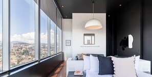 El mobiliario, la decoración y los servicios pueden variar ligeramente.
