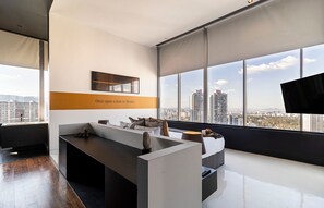 El mobiliario, la decoración y los servicios pueden variar ligeramente.