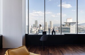 El mobiliario, la decoración y los servicios pueden variar ligeramente.