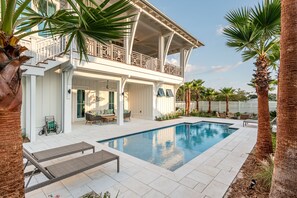 Lounge poolside.