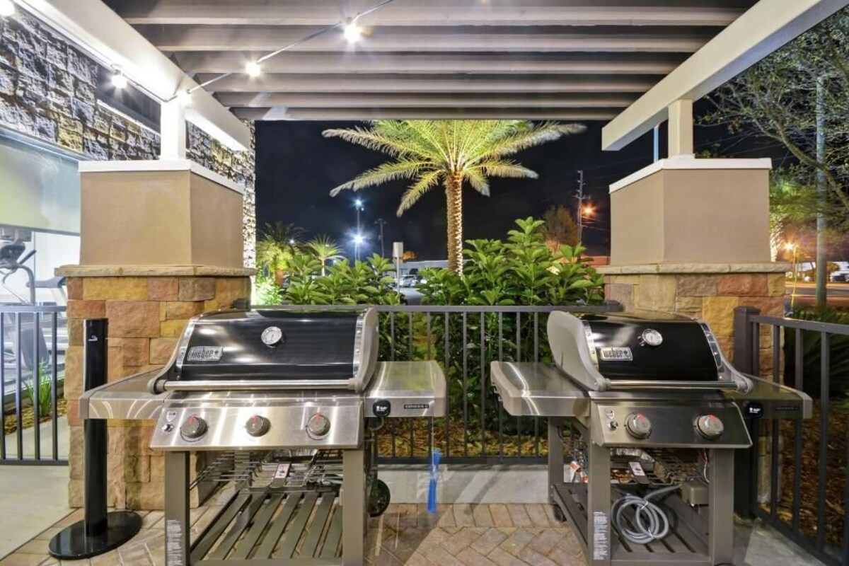 St. Simons Island Retreat near Attractions: 2 Spacious Units w/ Kitchenette,Pool