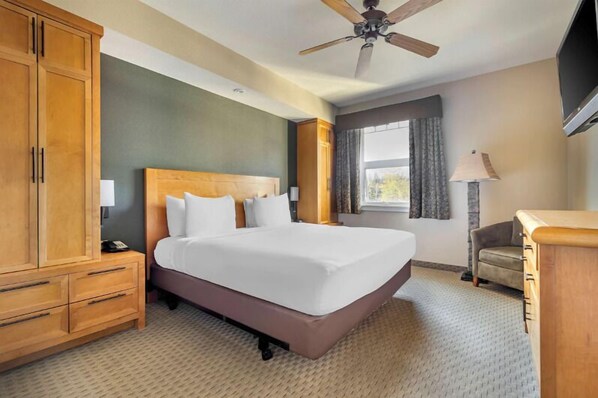 Unit with 1 King size bed. Exact unit will be assigned upon arrival. Views, colors and decor may vary.