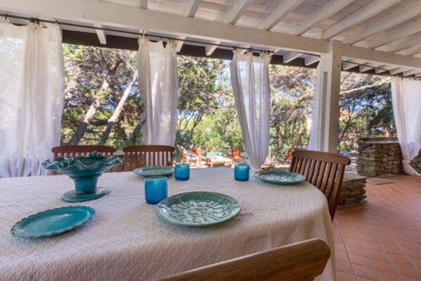 Outdoor dining