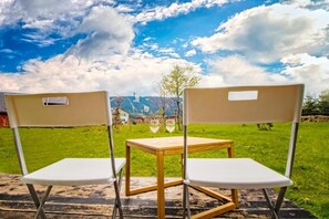 Terrasse mit Zugang vom Wohnzimmer aus