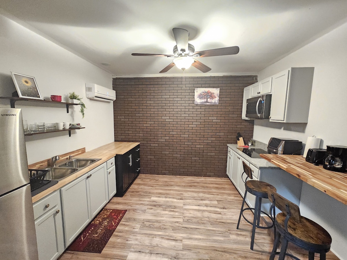 Cozy 2-bedroom basement suite in McDonough with WiFi, AC.