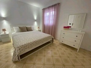 Main bedroom with double bed