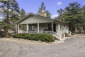 Aspen View Getaway - Aspen View Getaway Estes Park, Driveway to the home, Parking available for 3 vehicles.