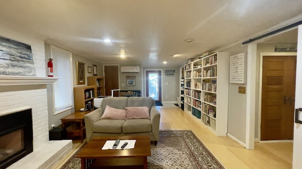 apartment entry /living area