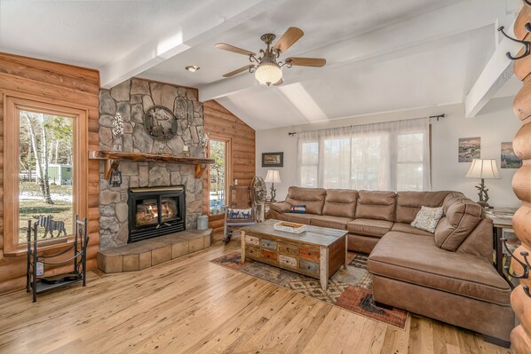 Lazy Elk Retreat -- 20-NCD0346 - a SkyRun RMNP Property - Lazy Elk Retreat - Lazy Elk Retreat Estes Park, Beautiful open living room.