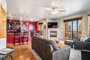 41B Nakai Peak Estes Park Vacation Rental at Marys Lake, Living Room with fireplace and sleep sofa