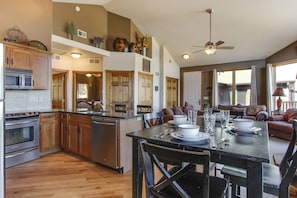 The Twin Owls 21A - Full kitchen dishwasher, glass top electric stove/over, microwave and dining area. 