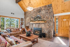 Bear-a-Dise - Living room with a couch, loveseat wood burning fireplace